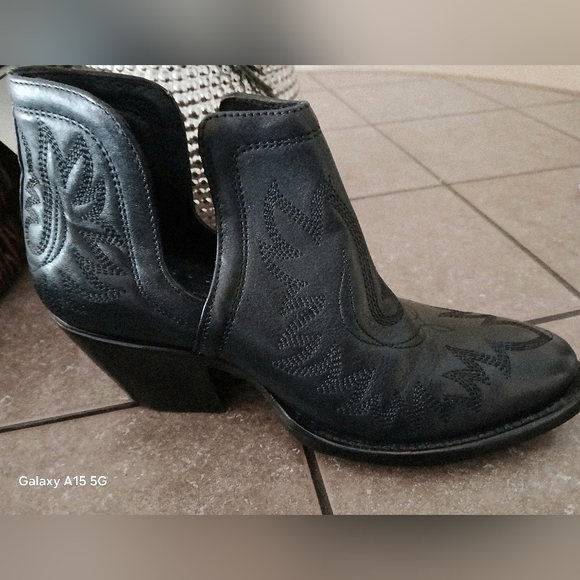 Ariat Dixon Black Leather Ankle Boots, 6.5 EUC - Picture 9 of 16